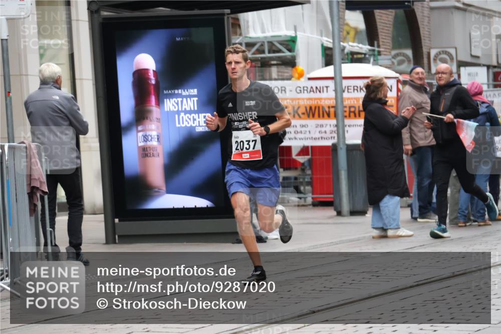 05.10.2025 - 20. swb-Marathon Bremen Strokosch-Dieckow http://msf.ph/oto/9287020 05.10.2025 12:20:09 Ziel 3, 2037, 3, 2037 meine-sportfotos.de
