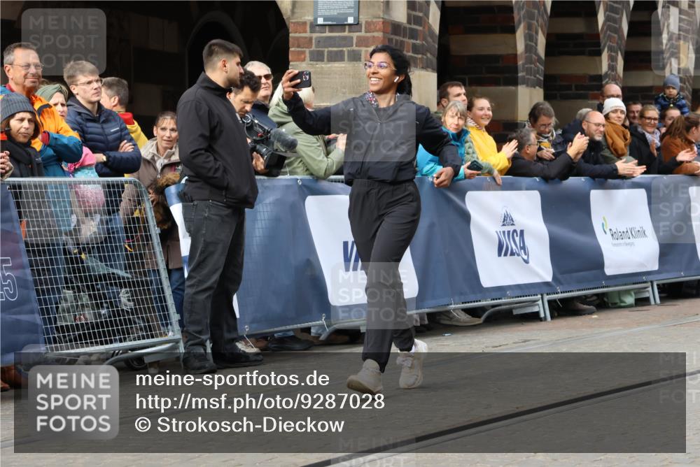 05.10.2025 - 20. swb-Marathon Bremen Strokosch-Dieckow http://msf.ph/oto/9287028 05.10.2025 11:19:46 Ziel 10677 meine-sportfotos.de