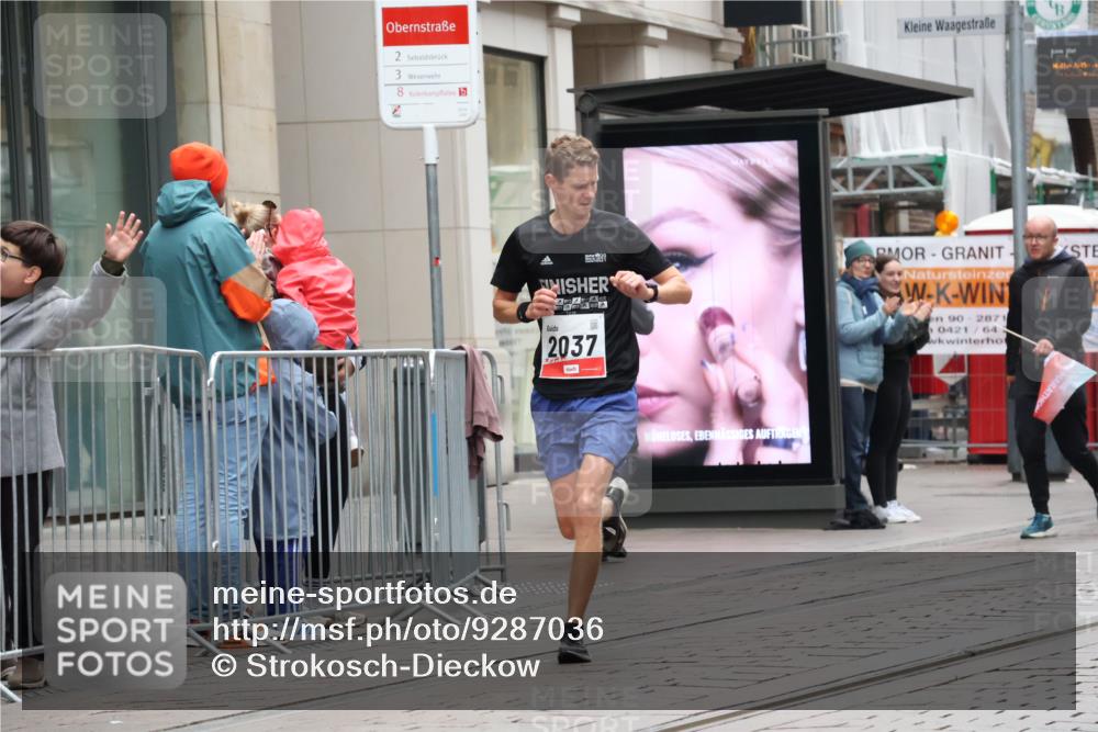 05.10.2025 - 20. swb-Marathon Bremen Strokosch-Dieckow http://msf.ph/oto/9287036 05.10.2025 12:20:10 Ziel 3, 2037, 3, 2037 meine-sportfotos.de