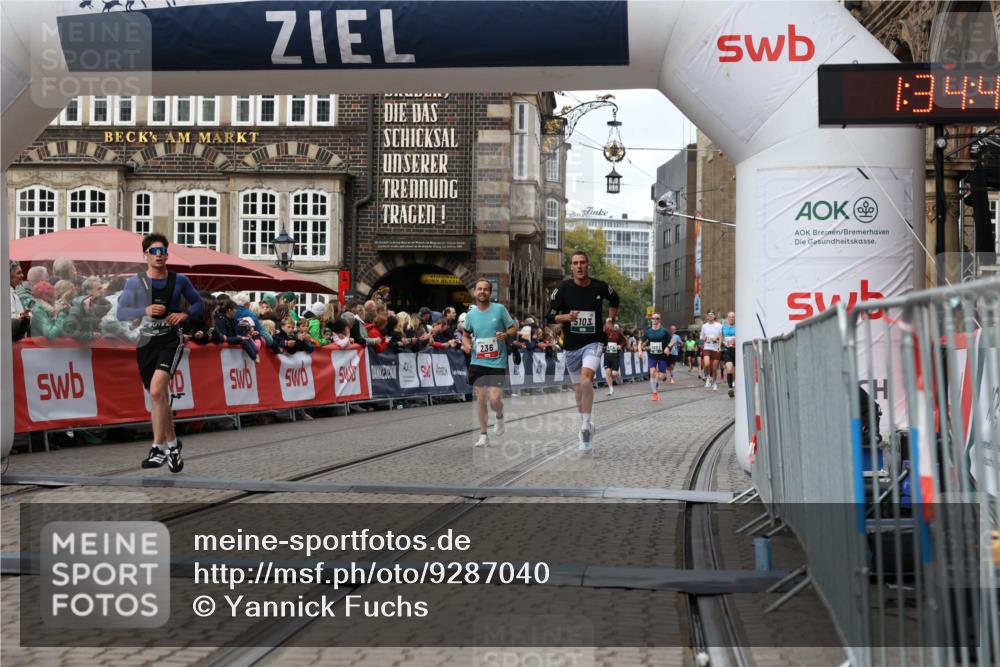 05.10.2025 - 20. swb-Marathon Bremen Yannick Fuchs http://msf.ph/oto/9287040 05.10.2025 13:05:21 Ziel 236, 917, 4291, 5103 meine-sportfotos.de