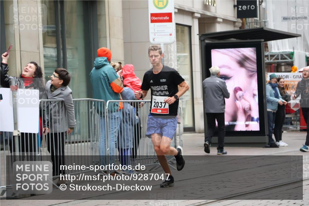 05.10.2025 - 20. swb-Marathon Bremen Strokosch-Dieckow http://msf.ph/oto/9287047 05.10.2025 12:20:11 Ziel 3, 2037, 3, 2037 meine-sportfotos.de