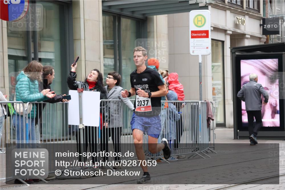 05.10.2025 - 20. swb-Marathon Bremen Strokosch-Dieckow http://msf.ph/oto/9287059 05.10.2025 12:20:11 Ziel 3, 2037, 3, 2037 meine-sportfotos.de