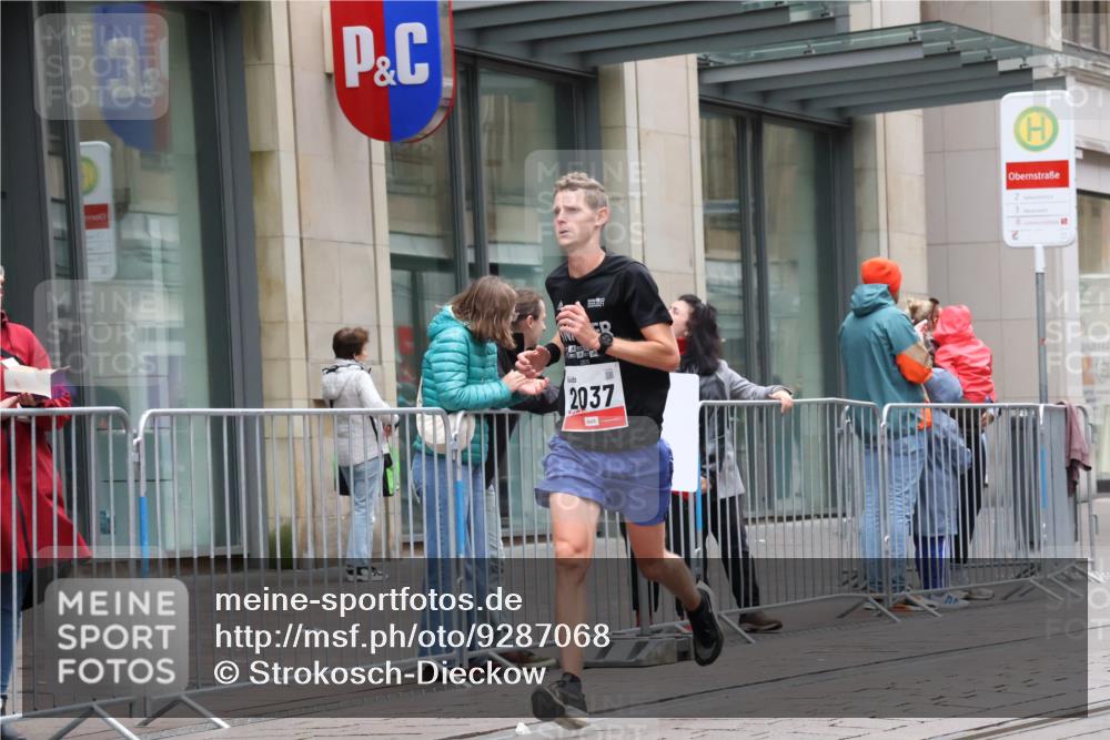 05.10.2025 - 20. swb-Marathon Bremen Strokosch-Dieckow http://msf.ph/oto/9287068 05.10.2025 12:20:12 Ziel 3, 2037, 3, 2037 meine-sportfotos.de