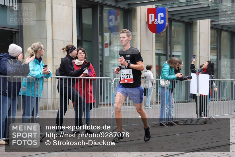 05.10.2025 - 20. swb-Marathon Bremen Strokosch-Dieckow http://msf.ph/oto/9287078 05.10.2025 12:20:12 Ziel 3, 2037, 3, 2037 meine-sportfotos.de
