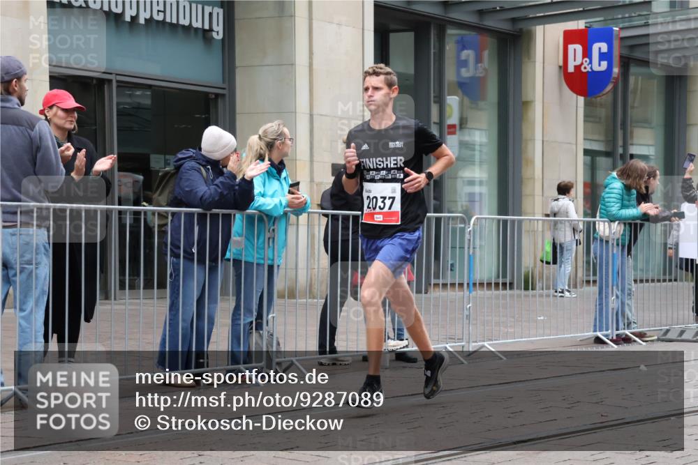 05.10.2025 - 20. swb-Marathon Bremen Strokosch-Dieckow http://msf.ph/oto/9287089 05.10.2025 12:20:13 Ziel 3, 2037, 3, 2037 meine-sportfotos.de