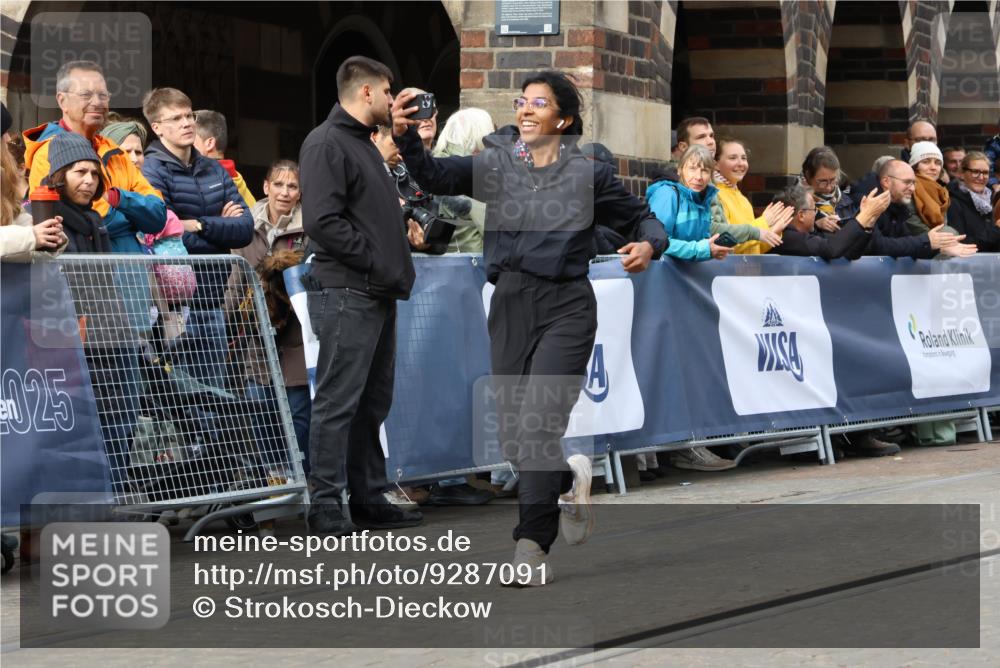 05.10.2025 - 20. swb-Marathon Bremen Strokosch-Dieckow http://msf.ph/oto/9287091 05.10.2025 11:19:46 Ziel 10677 meine-sportfotos.de