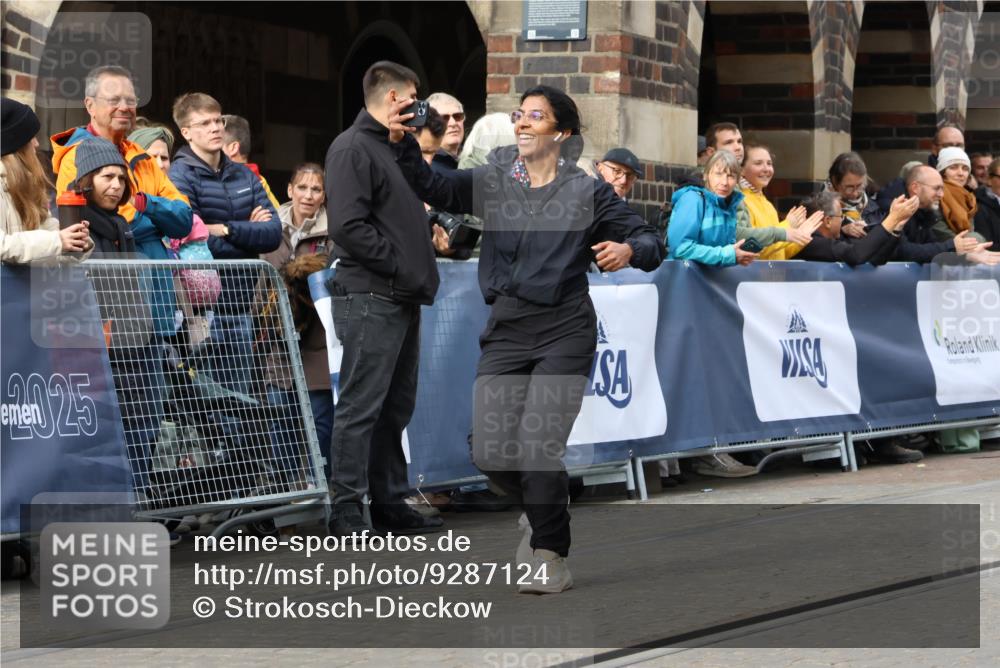 05.10.2025 - 20. swb-Marathon Bremen Strokosch-Dieckow http://msf.ph/oto/9287124 05.10.2025 11:19:46 Ziel 10677 meine-sportfotos.de
