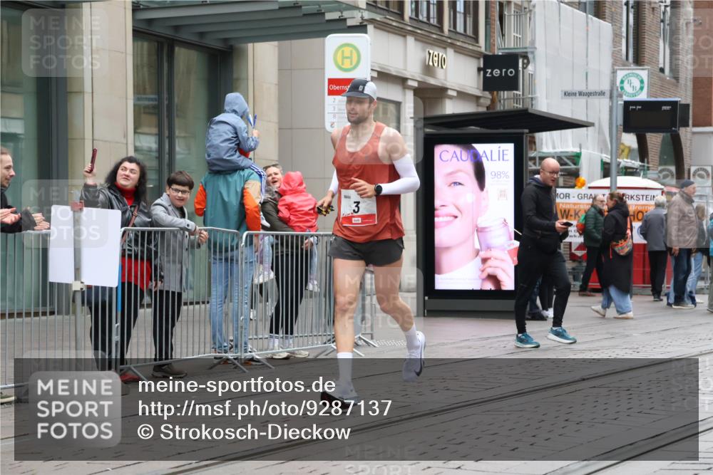 05.10.2025 - 20. swb-Marathon Bremen Strokosch-Dieckow http://msf.ph/oto/9287137 05.10.2025 12:20:25 Ziel 3, 3 meine-sportfotos.de