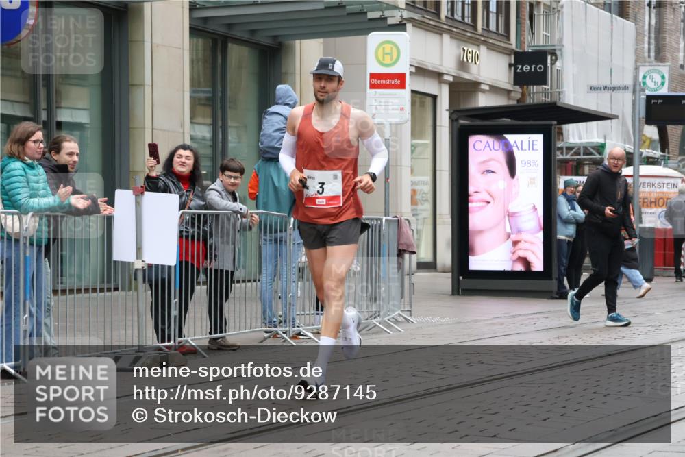 05.10.2025 - 20. swb-Marathon Bremen Strokosch-Dieckow http://msf.ph/oto/9287145 05.10.2025 12:20:26 Ziel 3, 1233, 3, 1233 meine-sportfotos.de