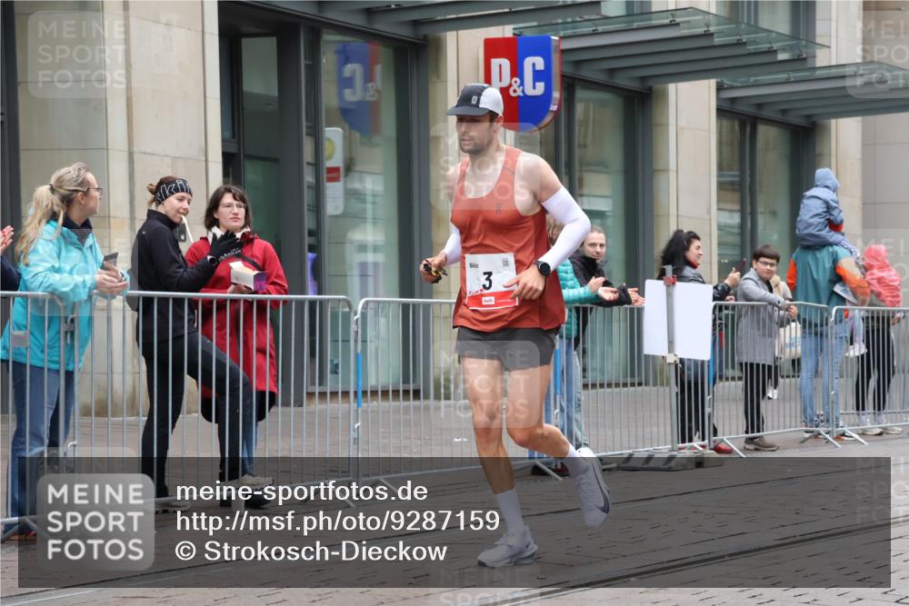 05.10.2025 - 20. swb-Marathon Bremen Strokosch-Dieckow http://msf.ph/oto/9287159 05.10.2025 12:20:27 Ziel 3, 1233, 3, 1233 meine-sportfotos.de