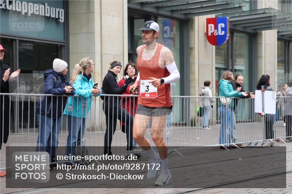 05.10.2025 - 20. swb-Marathon Bremen Strokosch-Dieckow http://msf.ph/oto/9287172 05.10.2025 12:20:27 Ziel 3, 1233, 3, 1233 meine-sportfotos.de