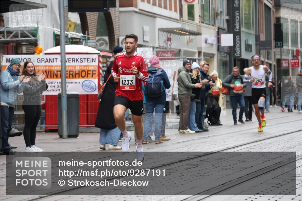05.10.2025 - 20. swb-Marathon Bremen Strokosch-Dieckow http://msf.ph/oto/9287191 05.10.2025 12:20:44 Ziel 282, 1233, 282, 1233 meine-sportfotos.de