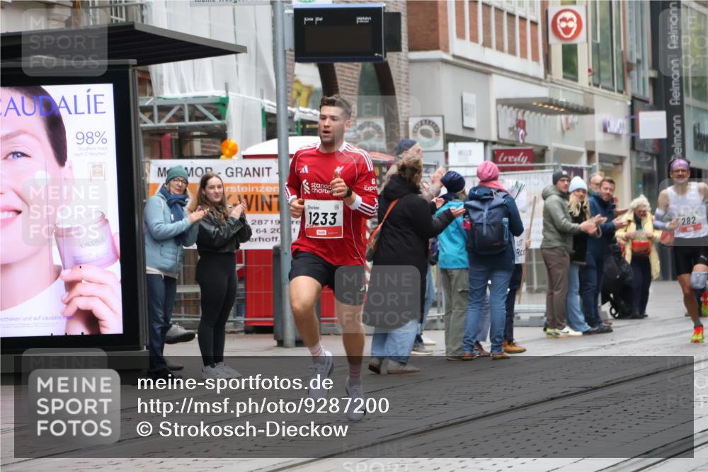 05.10.2025 - 20. swb-Marathon Bremen Strokosch-Dieckow http://msf.ph/oto/9287200 05.10.2025 12:20:45 Ziel 282, 1233, 282, 1233 meine-sportfotos.de
