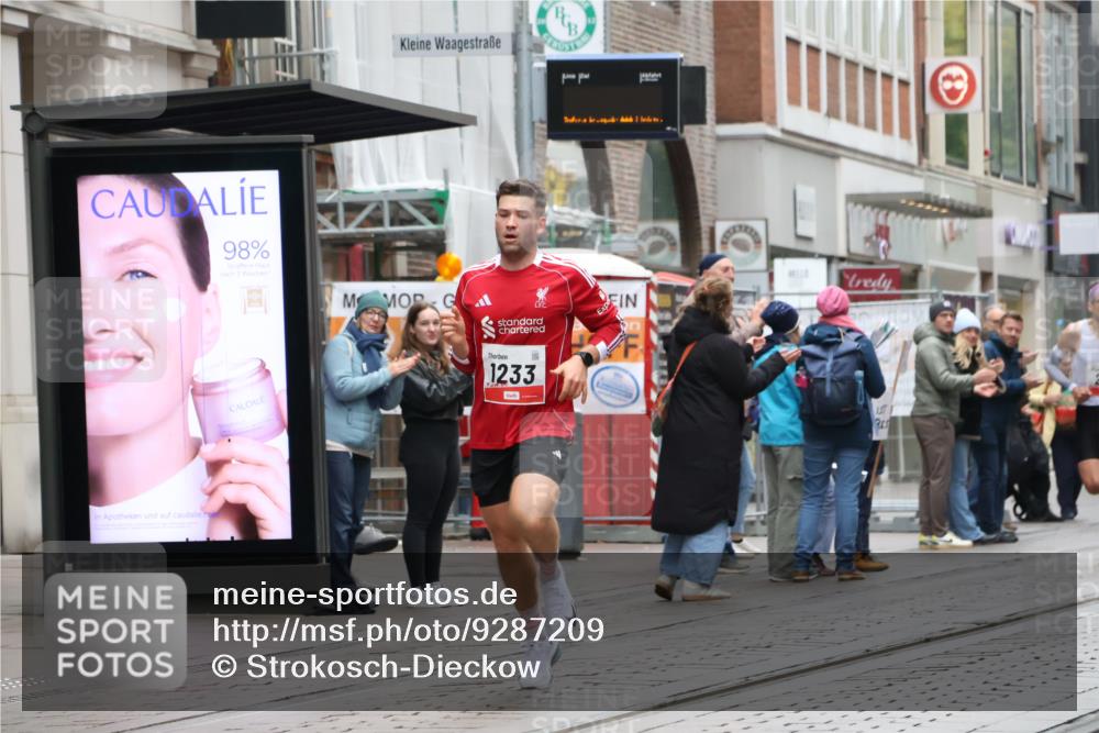05.10.2025 - 20. swb-Marathon Bremen Strokosch-Dieckow http://msf.ph/oto/9287209 05.10.2025 12:20:45 Ziel 282, 1233, 282, 1233 meine-sportfotos.de