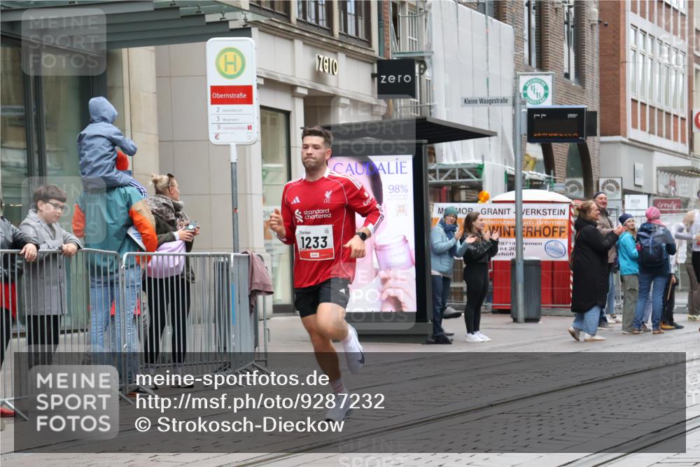 05.10.2025 - 20. swb-Marathon Bremen Strokosch-Dieckow http://msf.ph/oto/9287232 05.10.2025 12:20:47 Ziel 282, 1233, 282, 1233 meine-sportfotos.de