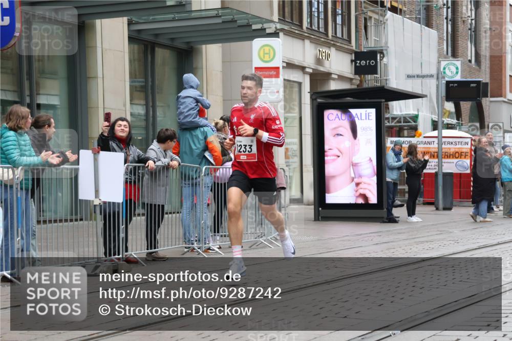 05.10.2025 - 20. swb-Marathon Bremen Strokosch-Dieckow http://msf.ph/oto/9287242 05.10.2025 12:20:47 Ziel 282, 1233, 282, 1233 meine-sportfotos.de