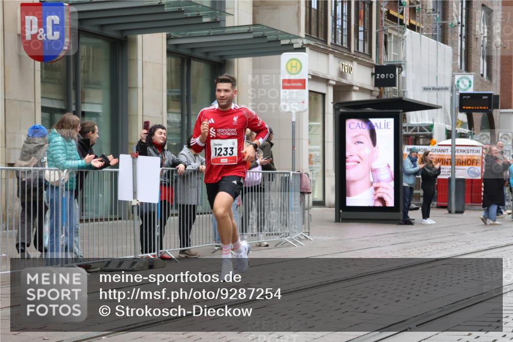05.10.2025 - 20. swb-Marathon Bremen Strokosch-Dieckow http://msf.ph/oto/9287254 05.10.2025 12:20:47 Ziel 282, 1233, 282, 1233 meine-sportfotos.de