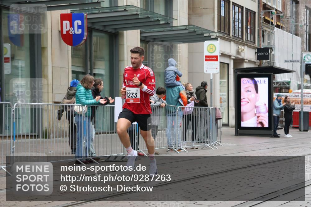 05.10.2025 - 20. swb-Marathon Bremen Strokosch-Dieckow http://msf.ph/oto/9287263 05.10.2025 12:20:48 Ziel 282, 1233, 282, 1233 meine-sportfotos.de