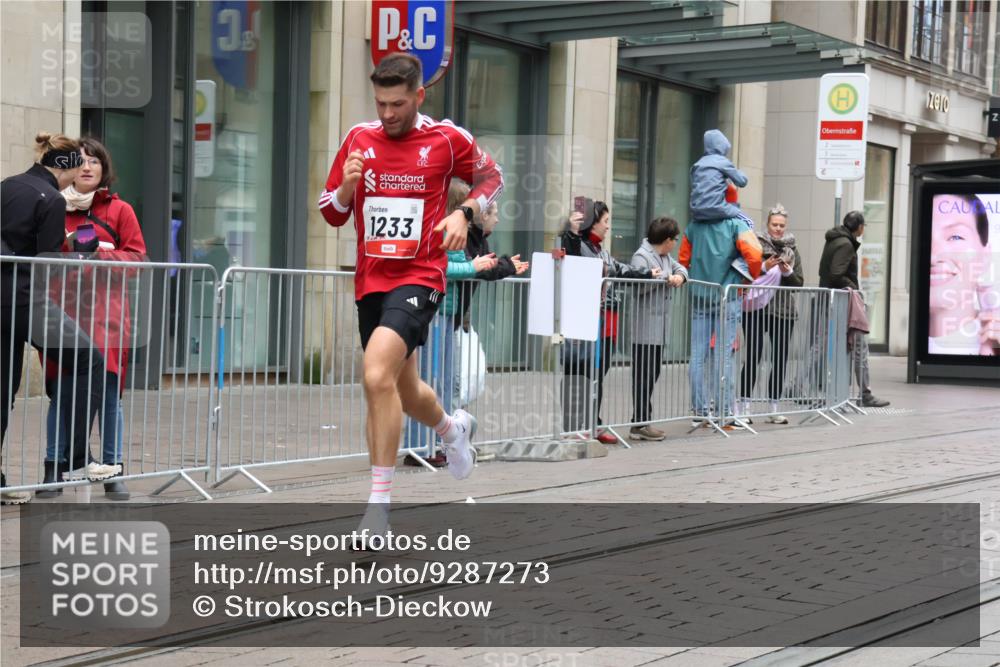 05.10.2025 - 20. swb-Marathon Bremen Strokosch-Dieckow http://msf.ph/oto/9287273 05.10.2025 12:20:48 Ziel 282, 1233, 282, 1233 meine-sportfotos.de