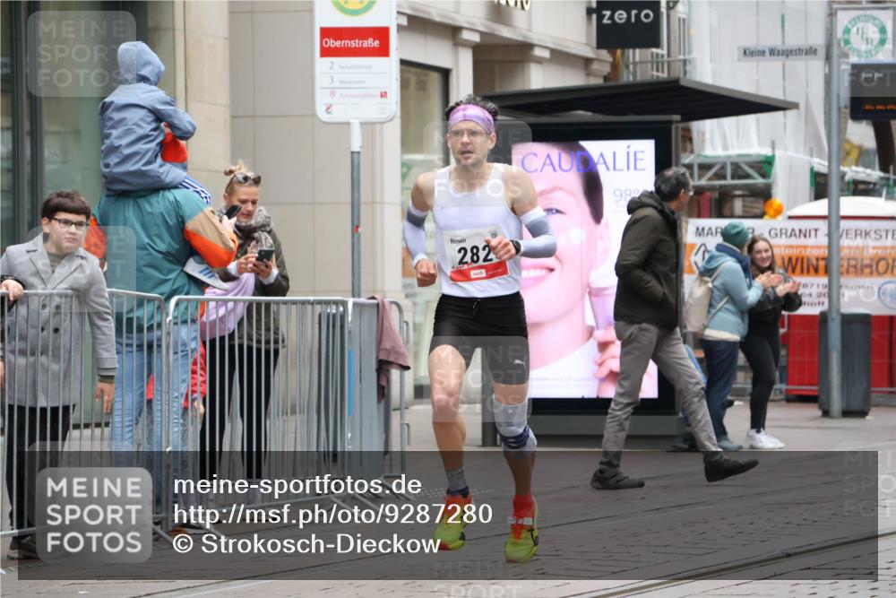 05.10.2025 - 20. swb-Marathon Bremen Strokosch-Dieckow http://msf.ph/oto/9287280 05.10.2025 12:20:50 Ziel 282, 680, 1233, 282, 680, 1233 meine-sportfotos.de