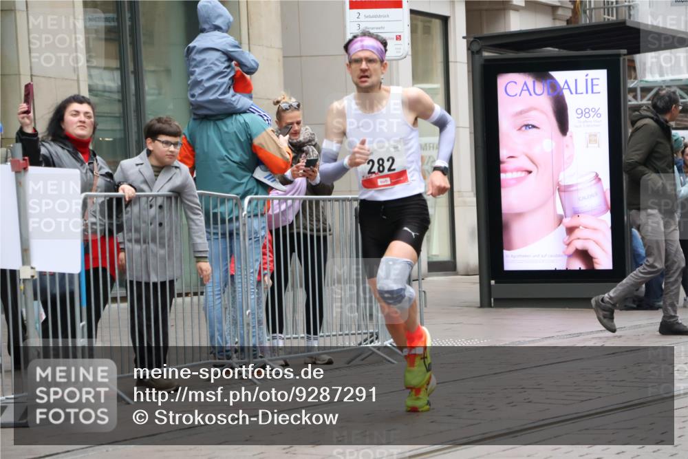 05.10.2025 - 20. swb-Marathon Bremen Strokosch-Dieckow http://msf.ph/oto/9287291 05.10.2025 12:20:50 Ziel 282, 680, 1233, 282, 680, 1233 meine-sportfotos.de