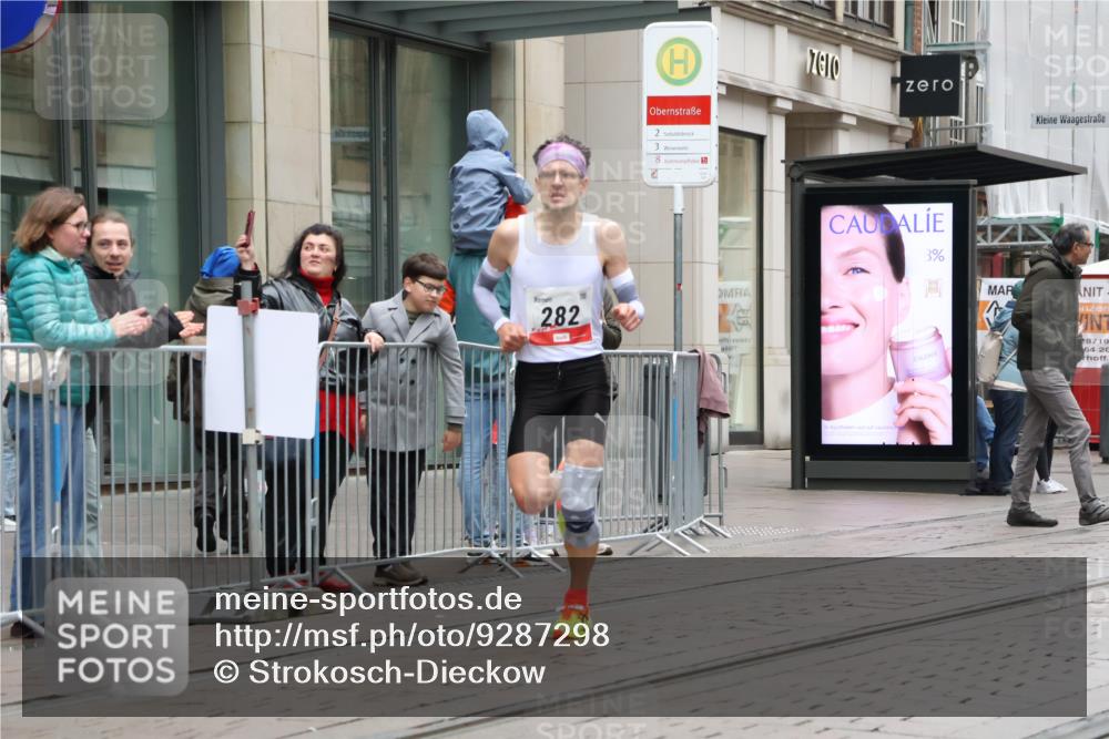 05.10.2025 - 20. swb-Marathon Bremen Strokosch-Dieckow http://msf.ph/oto/9287298 05.10.2025 12:20:51 Ziel 282, 680, 1233, 282, 680, 1233 meine-sportfotos.de