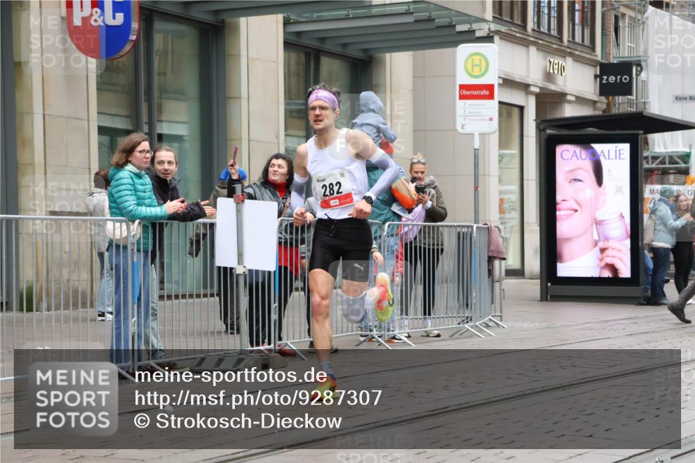 05.10.2025 - 20. swb-Marathon Bremen Strokosch-Dieckow http://msf.ph/oto/9287307 05.10.2025 12:20:51 Ziel 282, 680, 1233, 282, 680, 1233 meine-sportfotos.de