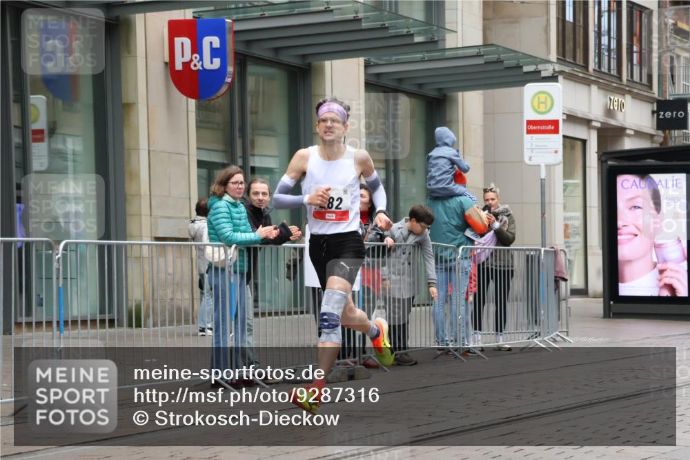 05.10.2025 - 20. swb-Marathon Bremen Strokosch-Dieckow http://msf.ph/oto/9287316 05.10.2025 12:20:51 Ziel 282, 680, 1233, 282, 680, 1233 meine-sportfotos.de
