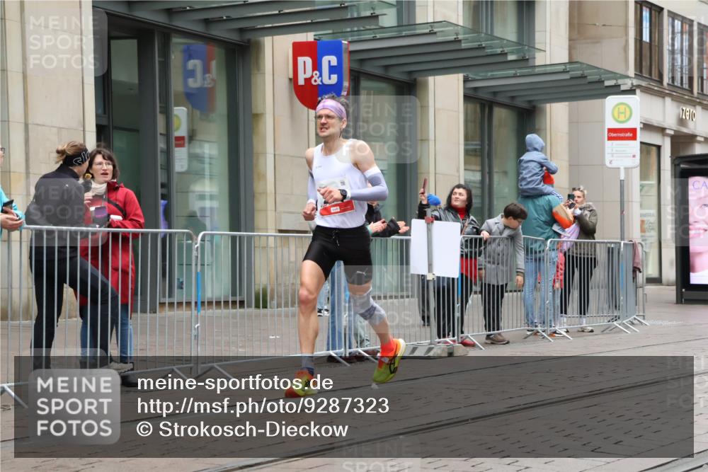 05.10.2025 - 20. swb-Marathon Bremen Strokosch-Dieckow http://msf.ph/oto/9287323 05.10.2025 12:20:51 Ziel 282, 680, 1233, 282, 680, 1233 meine-sportfotos.de