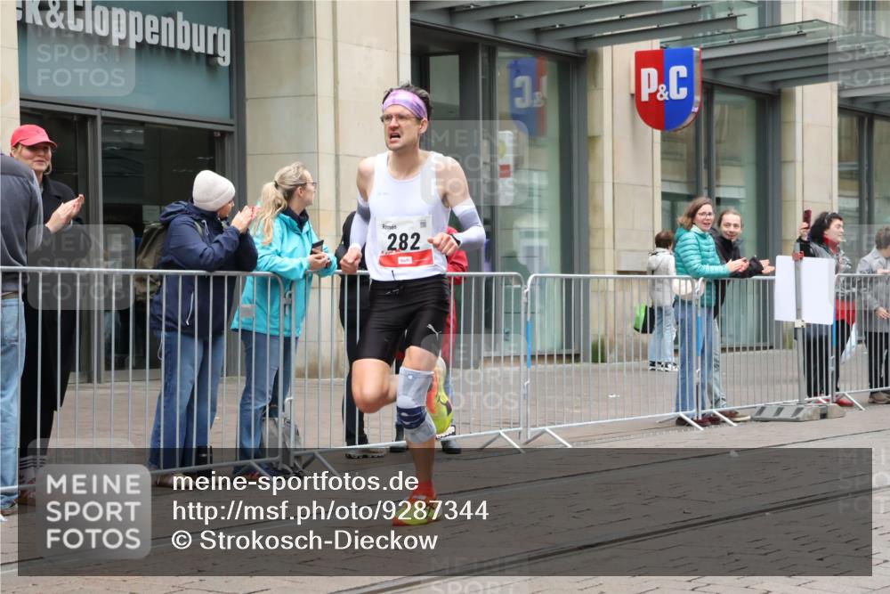 05.10.2025 - 20. swb-Marathon Bremen Strokosch-Dieckow http://msf.ph/oto/9287344 05.10.2025 12:20:52 Ziel 282, 680, 282, 680 meine-sportfotos.de