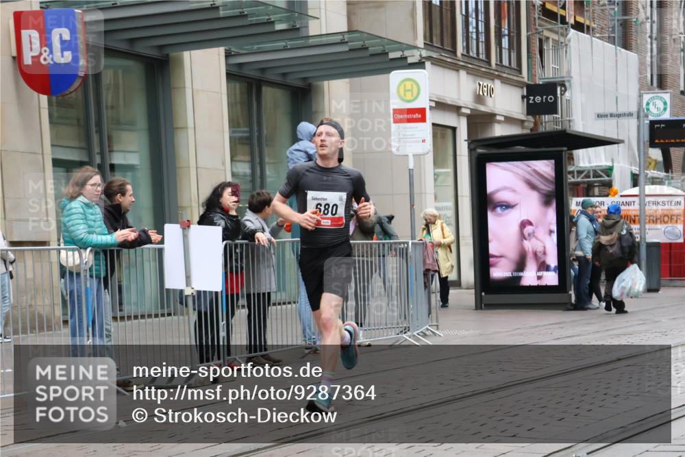 05.10.2025 - 20. swb-Marathon Bremen Strokosch-Dieckow http://msf.ph/oto/9287364 05.10.2025 12:21:11 Ziel 680, 680 meine-sportfotos.de