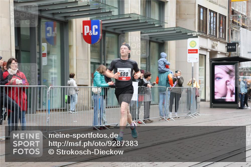 05.10.2025 - 20. swb-Marathon Bremen Strokosch-Dieckow http://msf.ph/oto/9287383 05.10.2025 12:21:11 Ziel 680, 680 meine-sportfotos.de