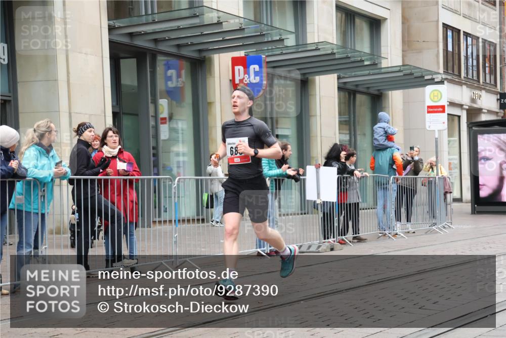 05.10.2025 - 20. swb-Marathon Bremen Strokosch-Dieckow http://msf.ph/oto/9287390 05.10.2025 12:21:12 Ziel 680, 680 meine-sportfotos.de