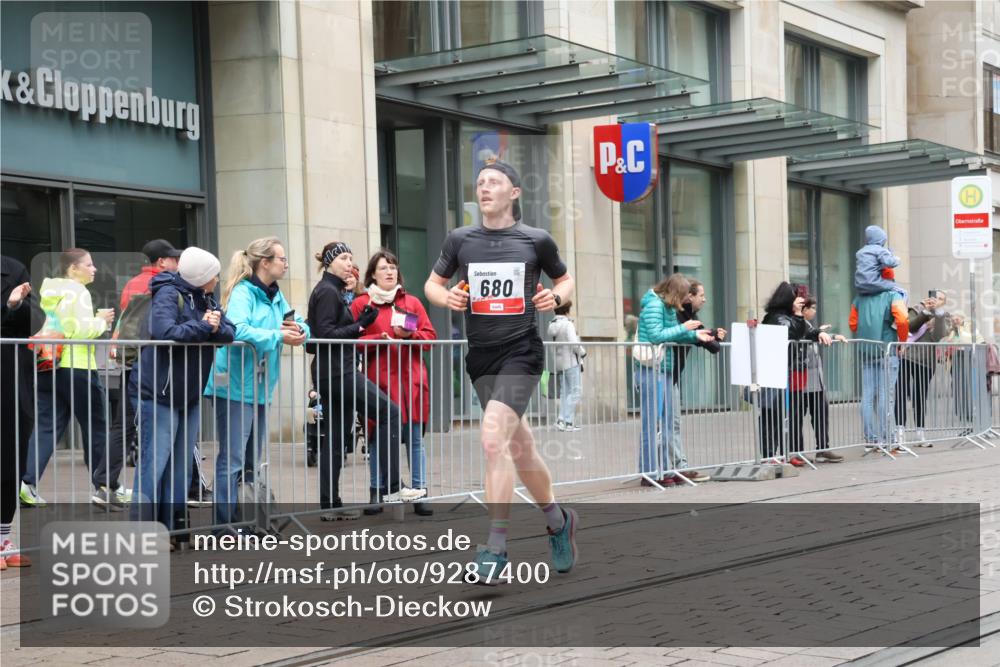 05.10.2025 - 20. swb-Marathon Bremen Strokosch-Dieckow http://msf.ph/oto/9287400 05.10.2025 12:21:12 Ziel 680, 680 meine-sportfotos.de