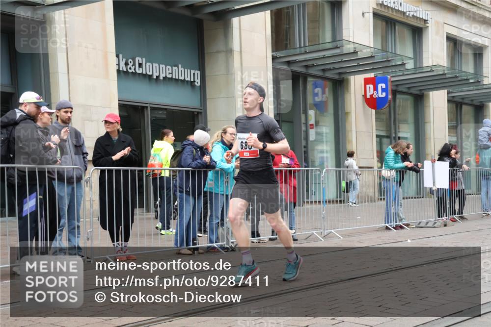 05.10.2025 - 20. swb-Marathon Bremen Strokosch-Dieckow http://msf.ph/oto/9287411 05.10.2025 12:21:12 Ziel 680, 680 meine-sportfotos.de