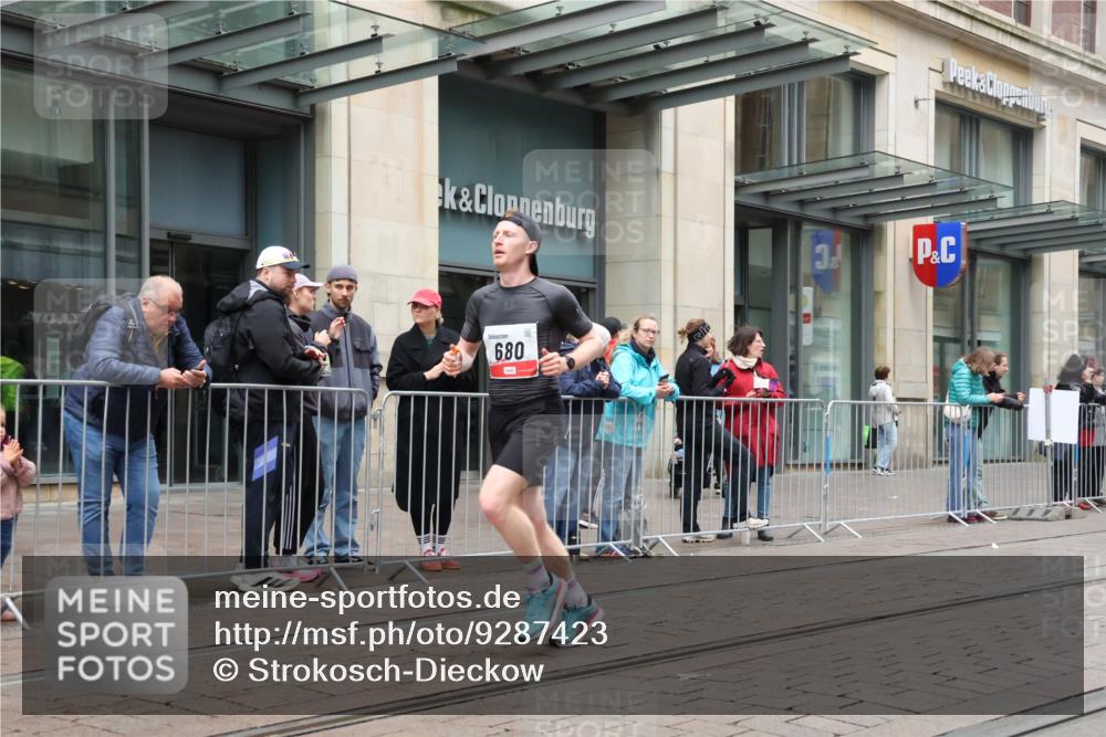 05.10.2025 - 20. swb-Marathon Bremen Strokosch-Dieckow http://msf.ph/oto/9287423 05.10.2025 12:21:12 Ziel 680, 680 meine-sportfotos.de