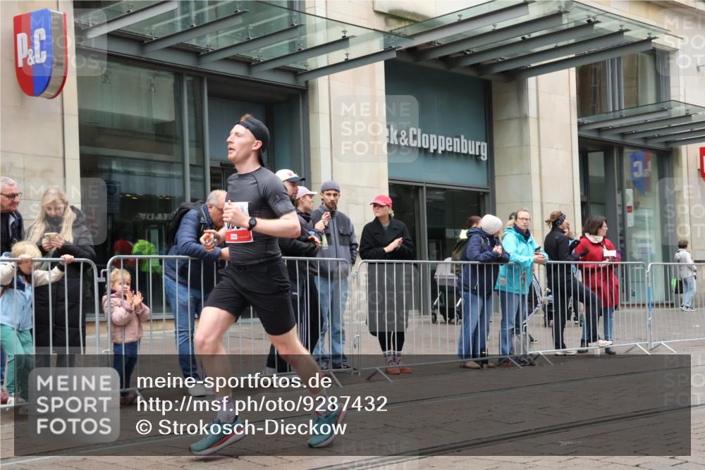 05.10.2025 - 20. swb-Marathon Bremen Strokosch-Dieckow http://msf.ph/oto/9287432 05.10.2025 12:21:13 Ziel 680, 680 meine-sportfotos.de