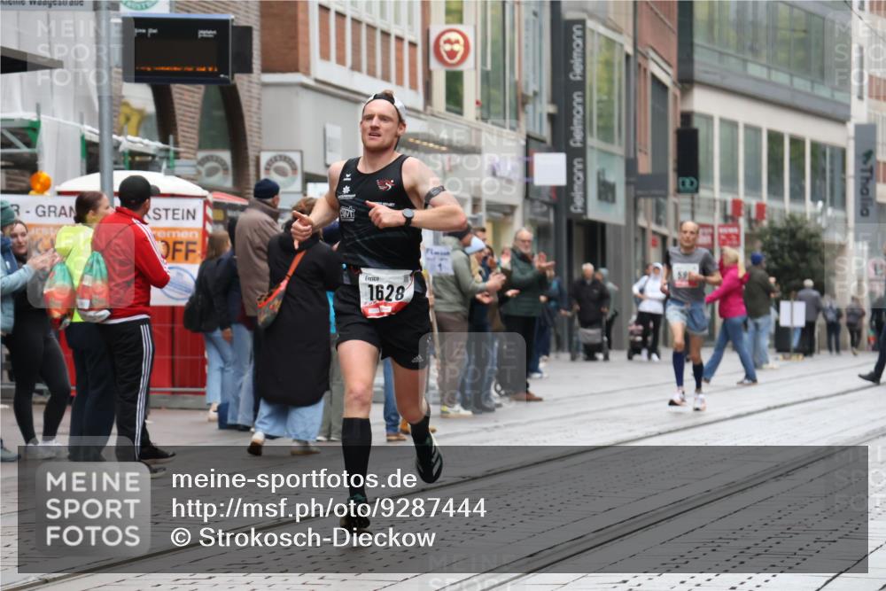 05.10.2025 - 20. swb-Marathon Bremen Strokosch-Dieckow http://msf.ph/oto/9287444 05.10.2025 12:21:35 Ziel 485, 594, 1628, 485, 594, 1628 meine-sportfotos.de