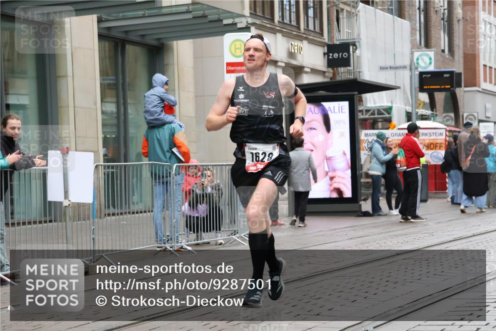 05.10.2025 - 20. swb-Marathon Bremen Strokosch-Dieckow http://msf.ph/oto/9287501 05.10.2025 12:21:37 Ziel 485, 594, 1628, 485, 594, 1628 meine-sportfotos.de