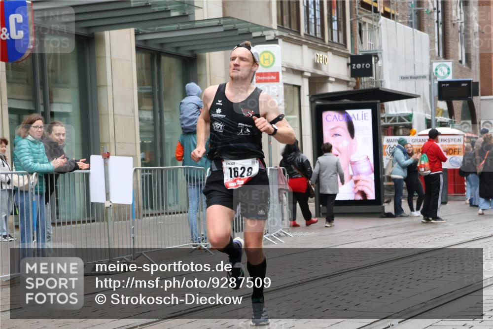 05.10.2025 - 20. swb-Marathon Bremen Strokosch-Dieckow http://msf.ph/oto/9287509 05.10.2025 12:21:37 Ziel 485, 594, 1628, 485, 594, 1628 meine-sportfotos.de