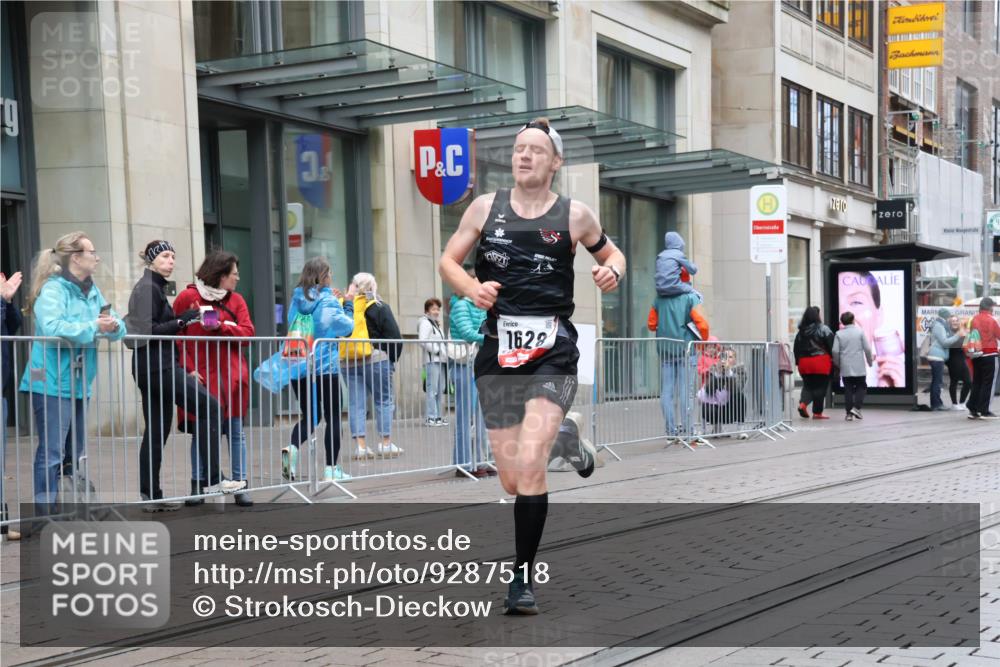 05.10.2025 - 20. swb-Marathon Bremen Strokosch-Dieckow http://msf.ph/oto/9287518 05.10.2025 12:21:38 Ziel 485, 594, 1628, 485, 594, 1628 meine-sportfotos.de