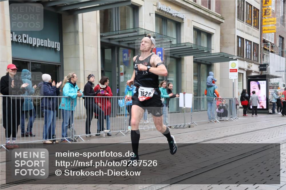 05.10.2025 - 20. swb-Marathon Bremen Strokosch-Dieckow http://msf.ph/oto/9287526 05.10.2025 12:21:38 Ziel 485, 594, 1628, 485, 594, 1628 meine-sportfotos.de