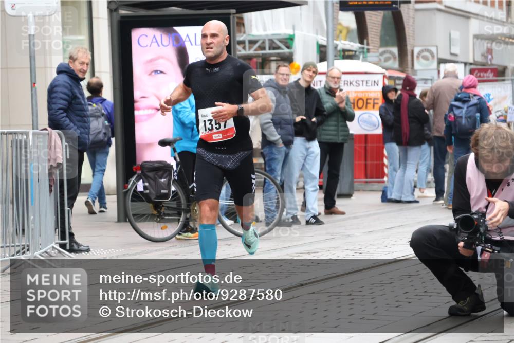 05.10.2025 - 20. swb-Marathon Bremen Strokosch-Dieckow http://msf.ph/oto/9287580 05.10.2025 12:24:47 Ziel 784, 1357, 784, 1357 meine-sportfotos.de