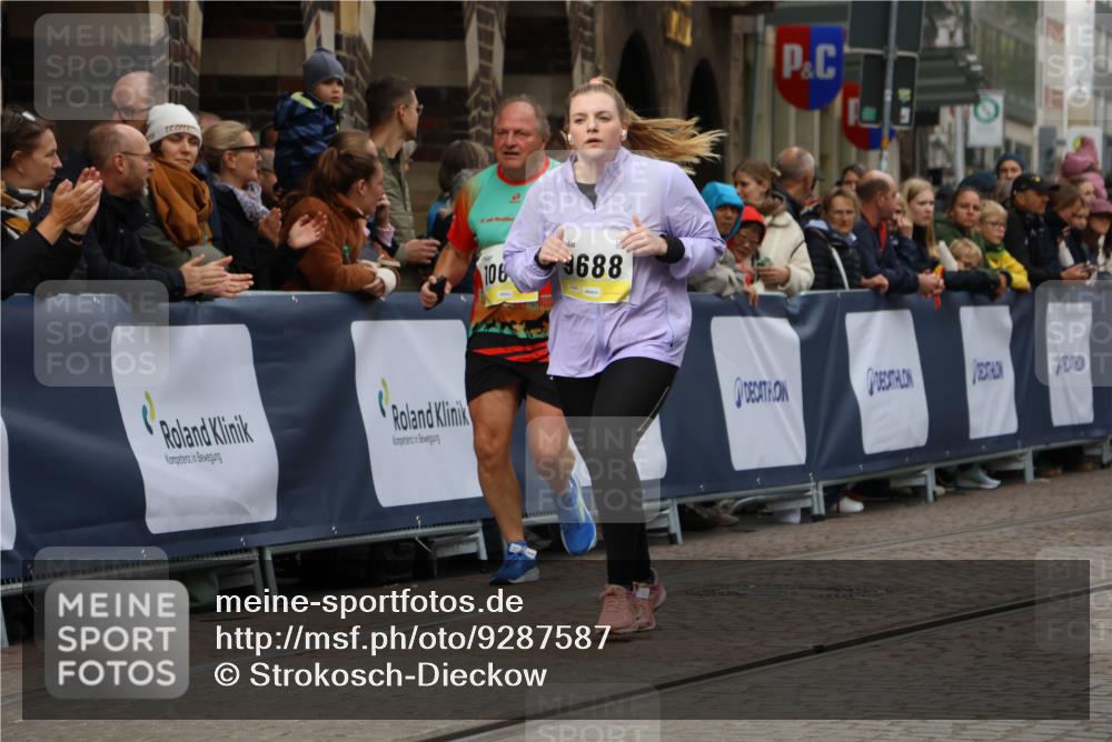 05.10.2025 - 20. swb-Marathon Bremen Strokosch-Dieckow http://msf.ph/oto/9287587 05.10.2025 11:20:15 Ziel 9323, 9688, 10613 meine-sportfotos.de