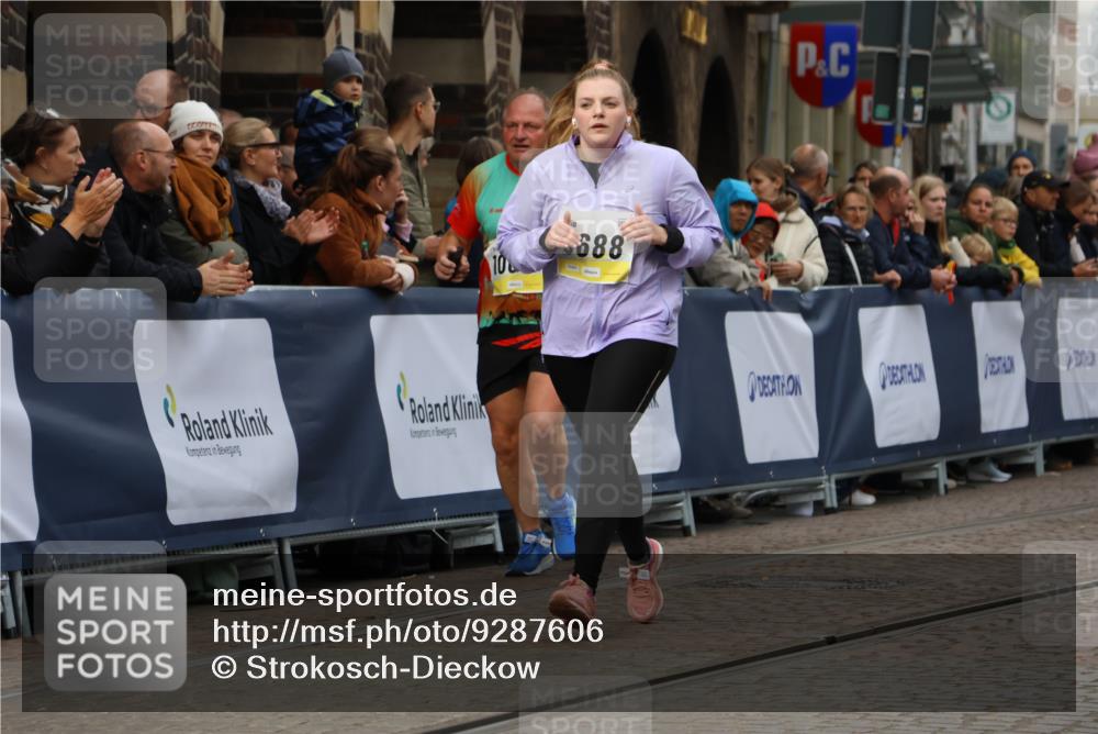 05.10.2025 - 20. swb-Marathon Bremen Strokosch-Dieckow http://msf.ph/oto/9287606 05.10.2025 11:20:15 Ziel 9323, 9688, 10613 meine-sportfotos.de