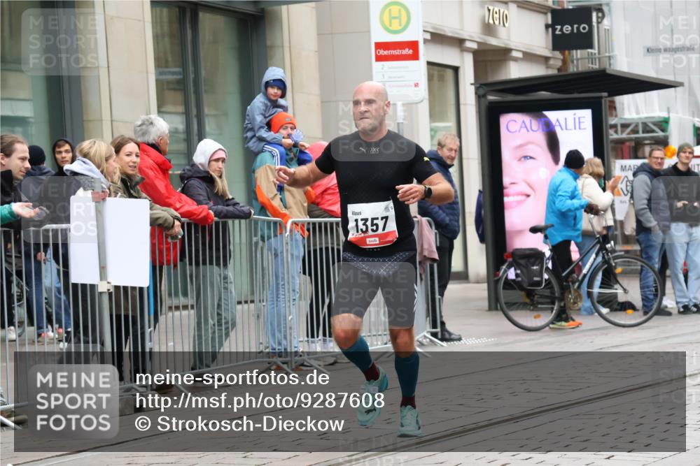 05.10.2025 - 20. swb-Marathon Bremen Strokosch-Dieckow http://msf.ph/oto/9287608 05.10.2025 12:24:48 Ziel 784, 1357, 784, 1357 meine-sportfotos.de