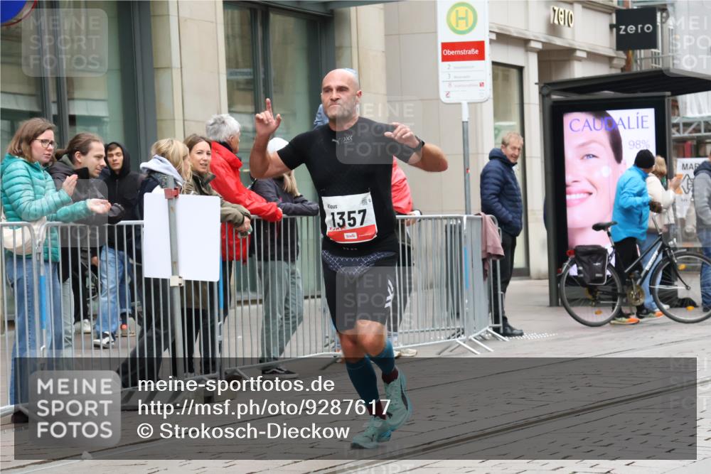 05.10.2025 - 20. swb-Marathon Bremen Strokosch-Dieckow http://msf.ph/oto/9287617 05.10.2025 12:24:48 Ziel 784, 1357, 784, 1357 meine-sportfotos.de