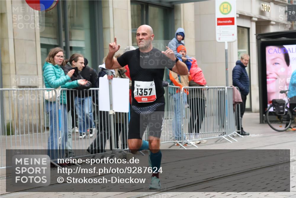 05.10.2025 - 20. swb-Marathon Bremen Strokosch-Dieckow http://msf.ph/oto/9287624 05.10.2025 12:24:48 Ziel 784, 1357, 784, 1357 meine-sportfotos.de