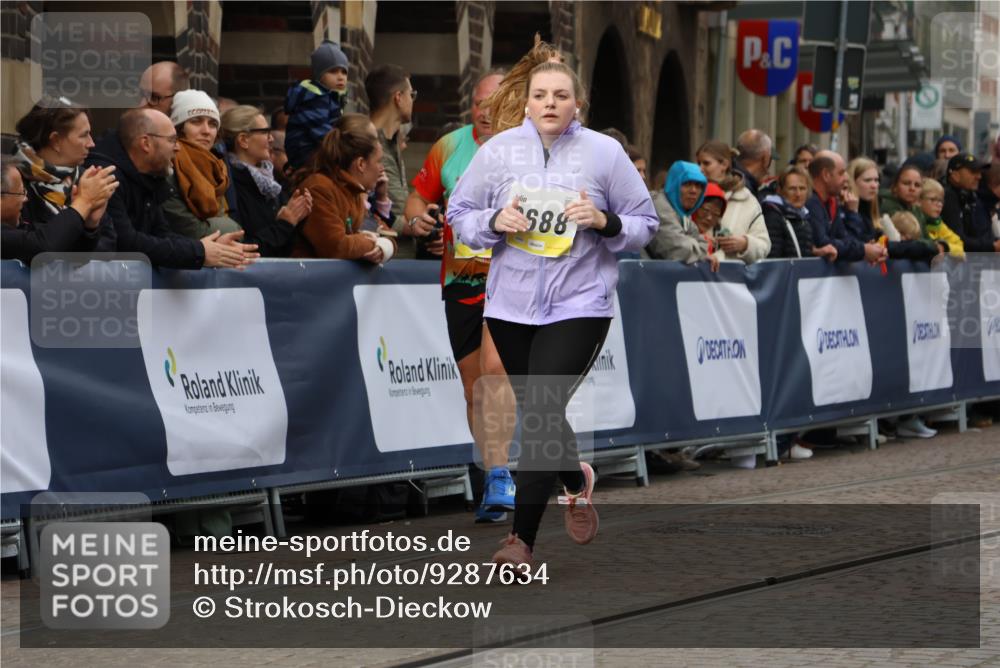 05.10.2025 - 20. swb-Marathon Bremen Strokosch-Dieckow http://msf.ph/oto/9287634 05.10.2025 11:20:16 Ziel 9323, 9688, 10613 meine-sportfotos.de
