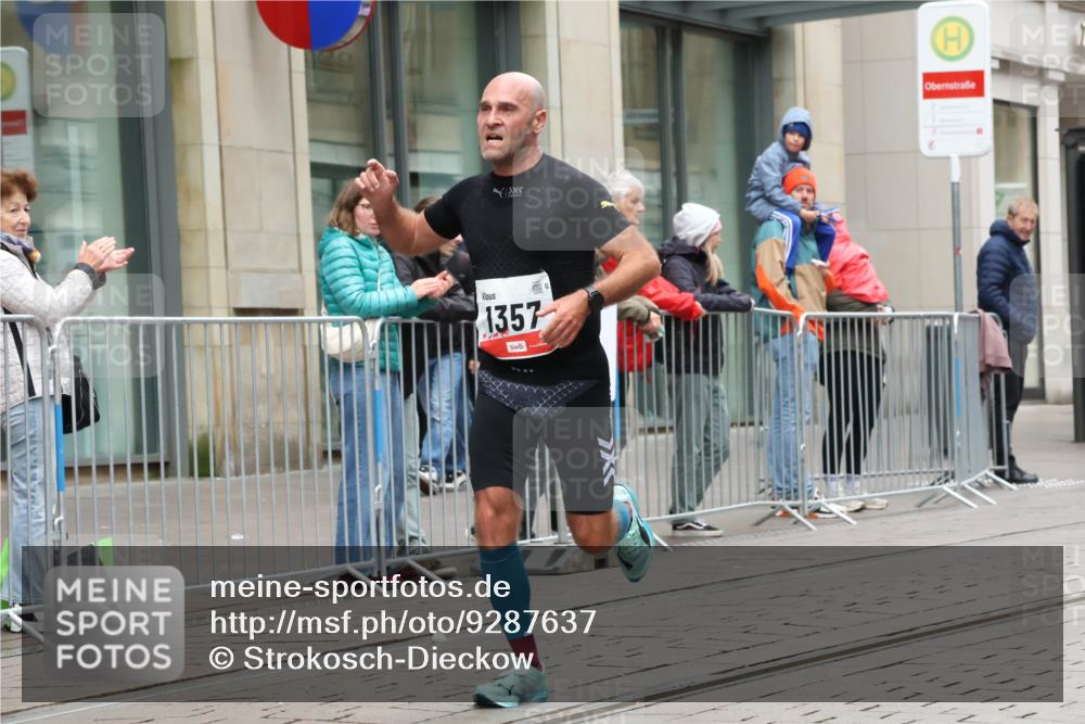 05.10.2025 - 20. swb-Marathon Bremen Strokosch-Dieckow http://msf.ph/oto/9287637 05.10.2025 12:24:48 Ziel 784, 1357, 784, 1357 meine-sportfotos.de